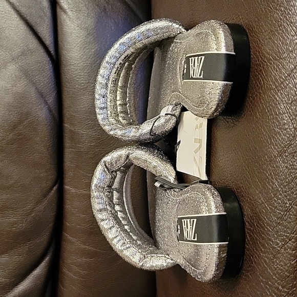 Zara NWT Silver Flat Sandals Puffy Front Size 6 (36 EU) - Picture 4 of 12